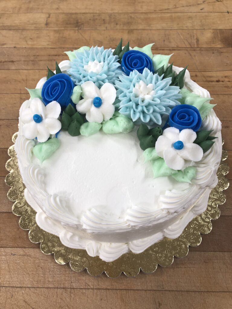 Cake with white and blue flowers design